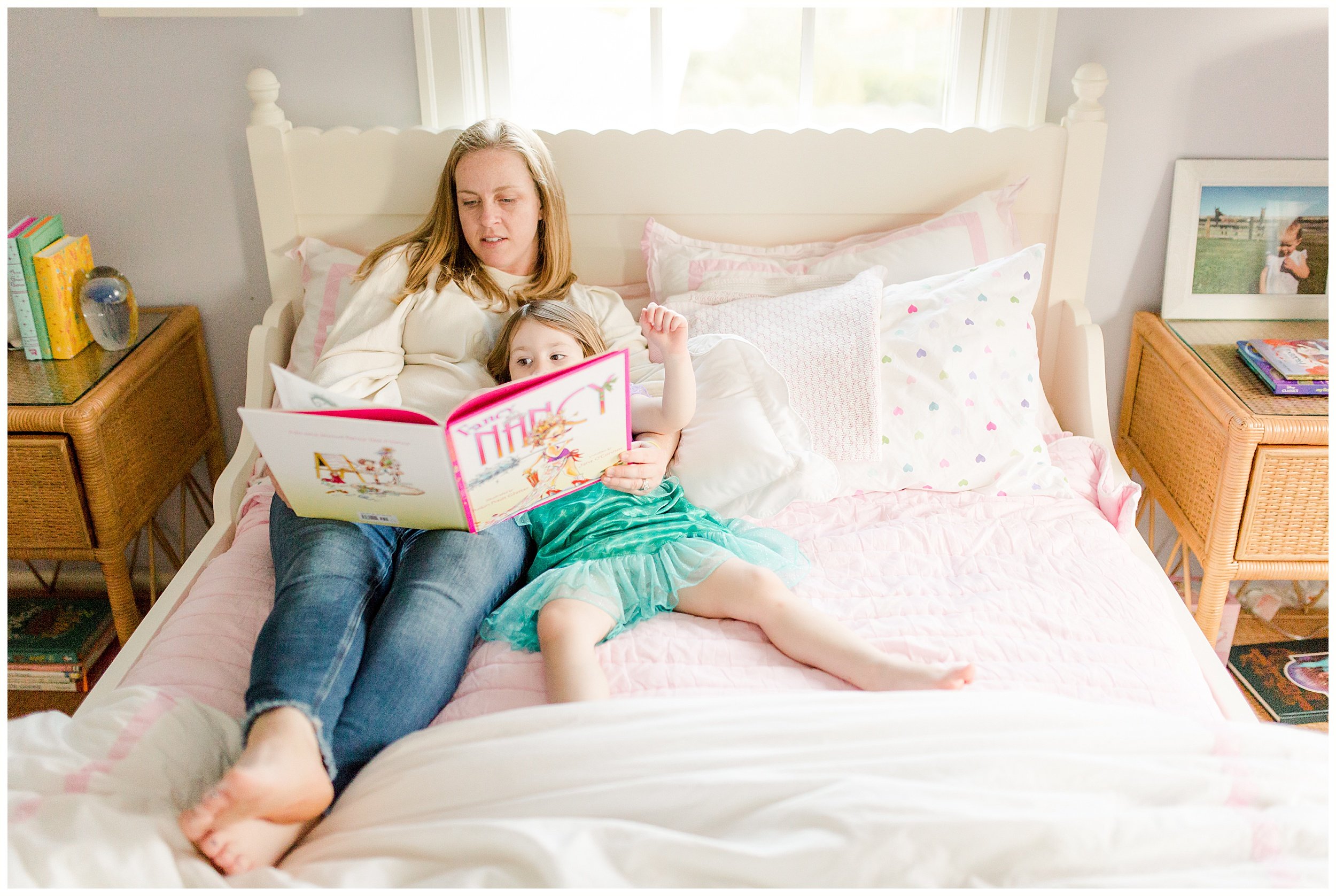  mom reading with daughter in-home family photography session Lexington KY 